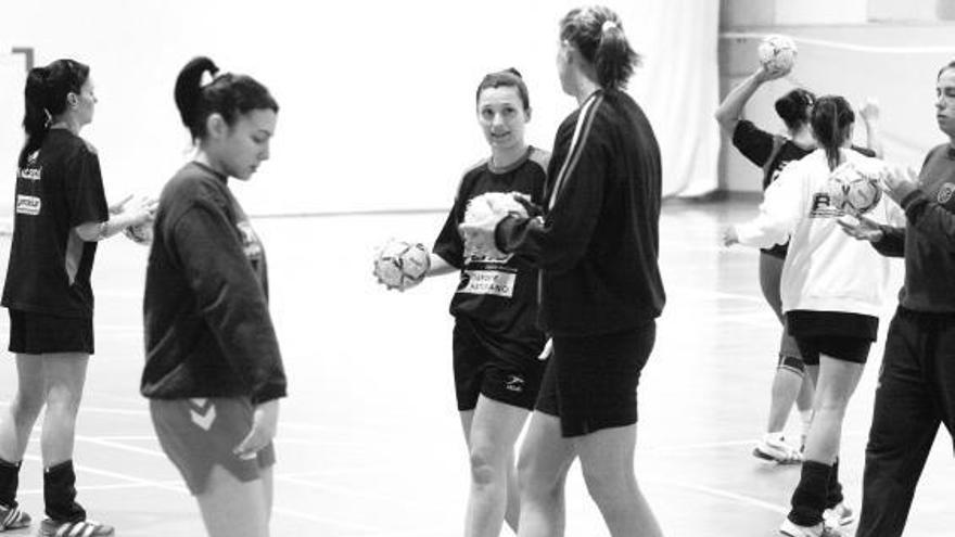 Las jugadoras del Farho Gijón, durante el entrenamiento celebrado ayer en La Guía.