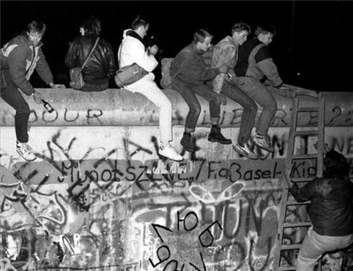 Un grup de joves, poc després de l’anunci de l’obpertura dels controls fronterers de la RDA.