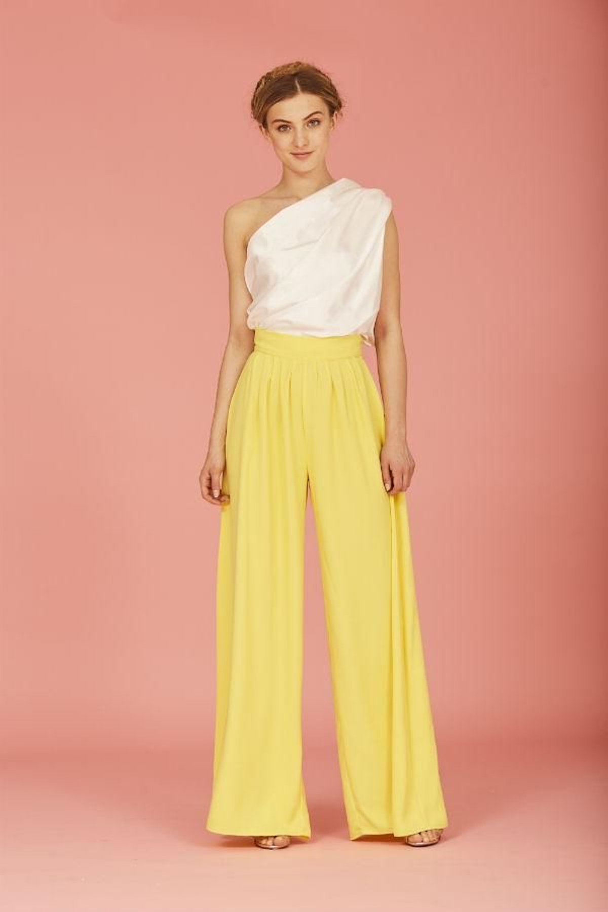 Prendas y complementos en amarillo: pantalón de Coosy