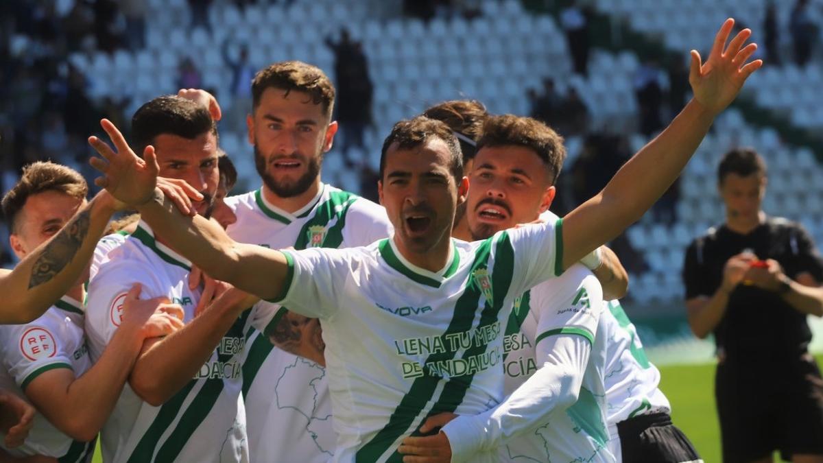 Miguel de las Cuevas celebra junto a sus compañeros el segundo gol del Córdoba al Mensajero.