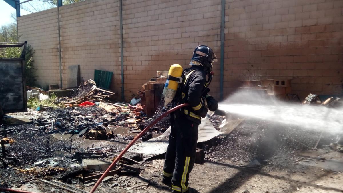 Los Bomberos de Rionegro del Puente durante la extinción del incendio.