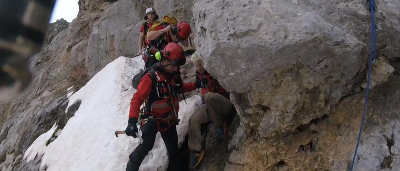 Un momento del rescate en los Picos de Europa a dos belgas que subieron a 2.000 metros en playeros.