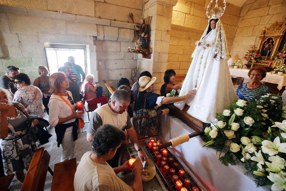 Santa María de Castrelos muestra el nuevo manto de su Virgen - La parroquia de Santa María de Castrelos rindió ayer homenaje a su Virgen en una concurrida procesión