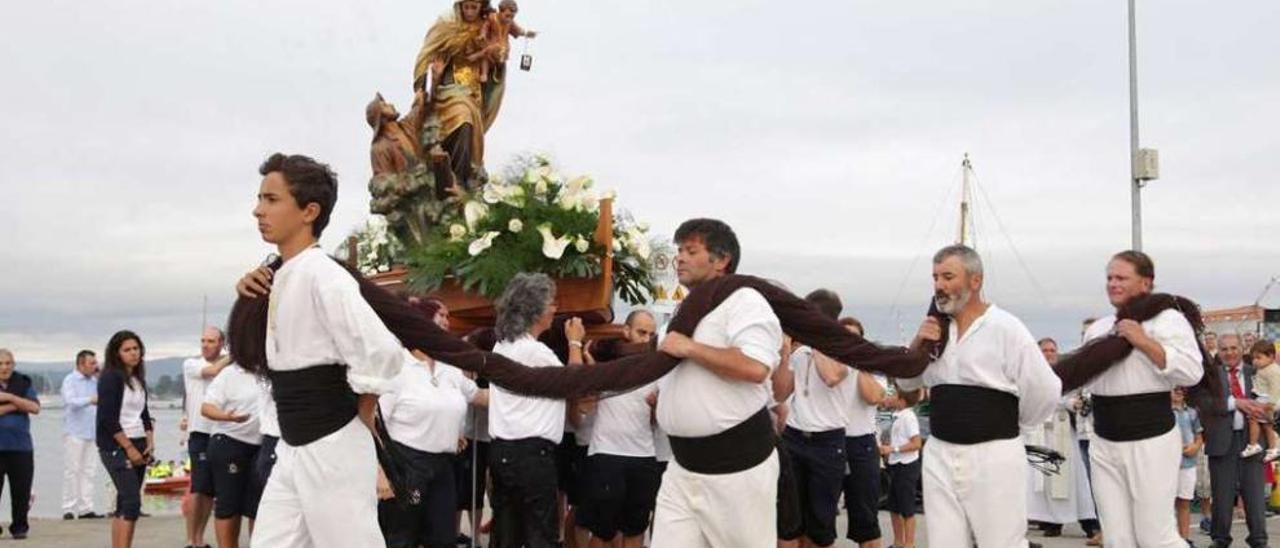 Procesión de la Virgen del Carmen el pasado año. // Muñiz