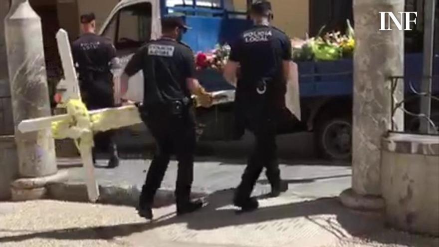 El Ayuntamiento de Callosa retira una cruz instalada por los vecinos en la Plaza de la Iglesia