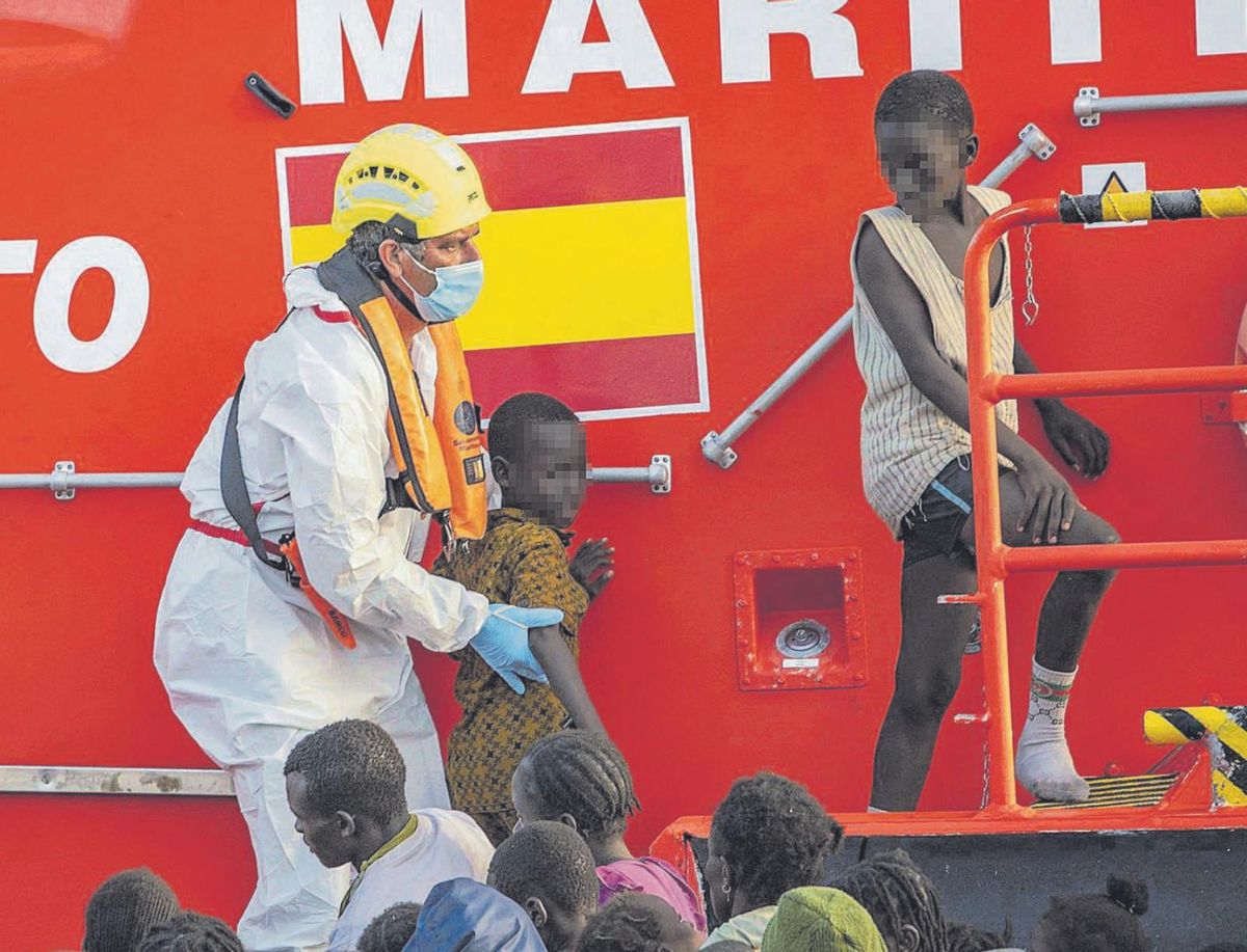 Les Canàries denuncien "improvisació" en el trasllat de menors migrants Les Canàries denuncien "improvisació" en el trasllat de menors migrants