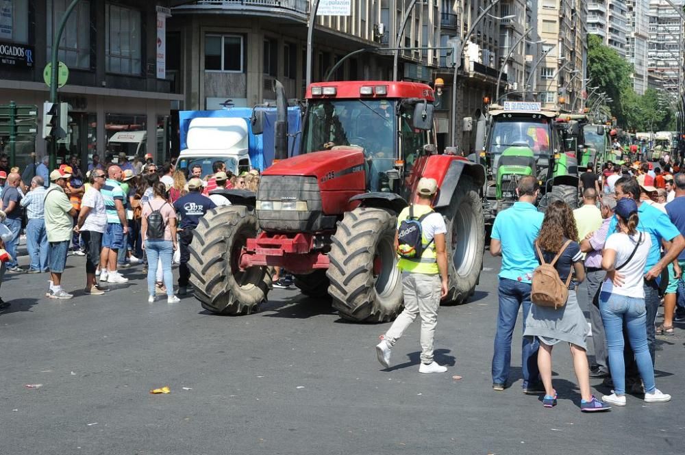 La Gran Vía de Murcia, paralizada por los agricultores