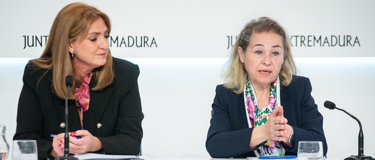 La consejera de Educación, Mercedes Vaquera, junto a la secretaria general de Educación, Pilar Pérez, esta mañana.