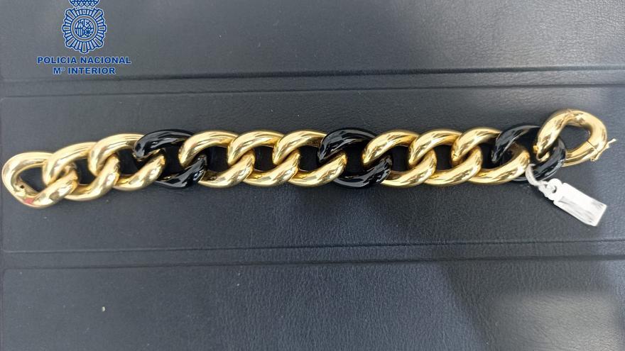 Pulsera de la joyería sustraída por la menor, valorada en más de 4.000 euros.