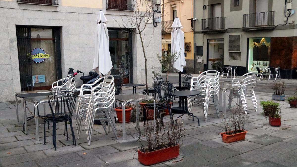 La terrassa d&#039;un bar de Ripoll, tancada.