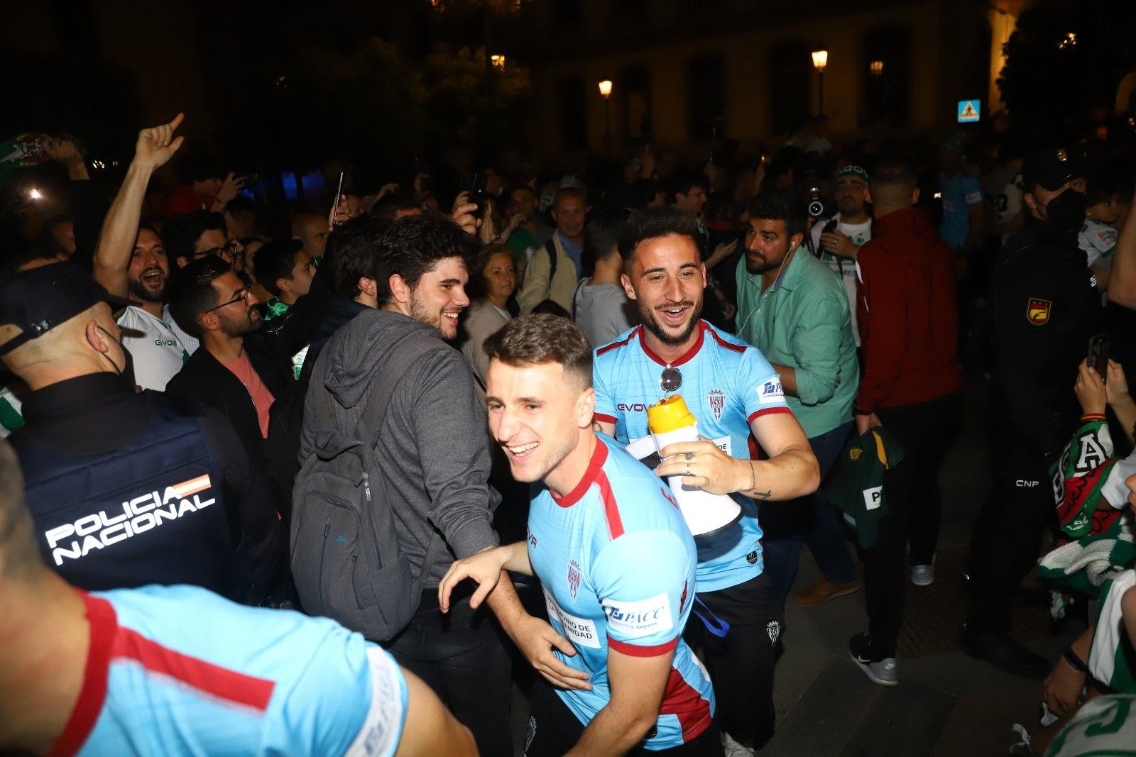 Los aficionados cordobesistas celebran el ascenso en Las Tendillas