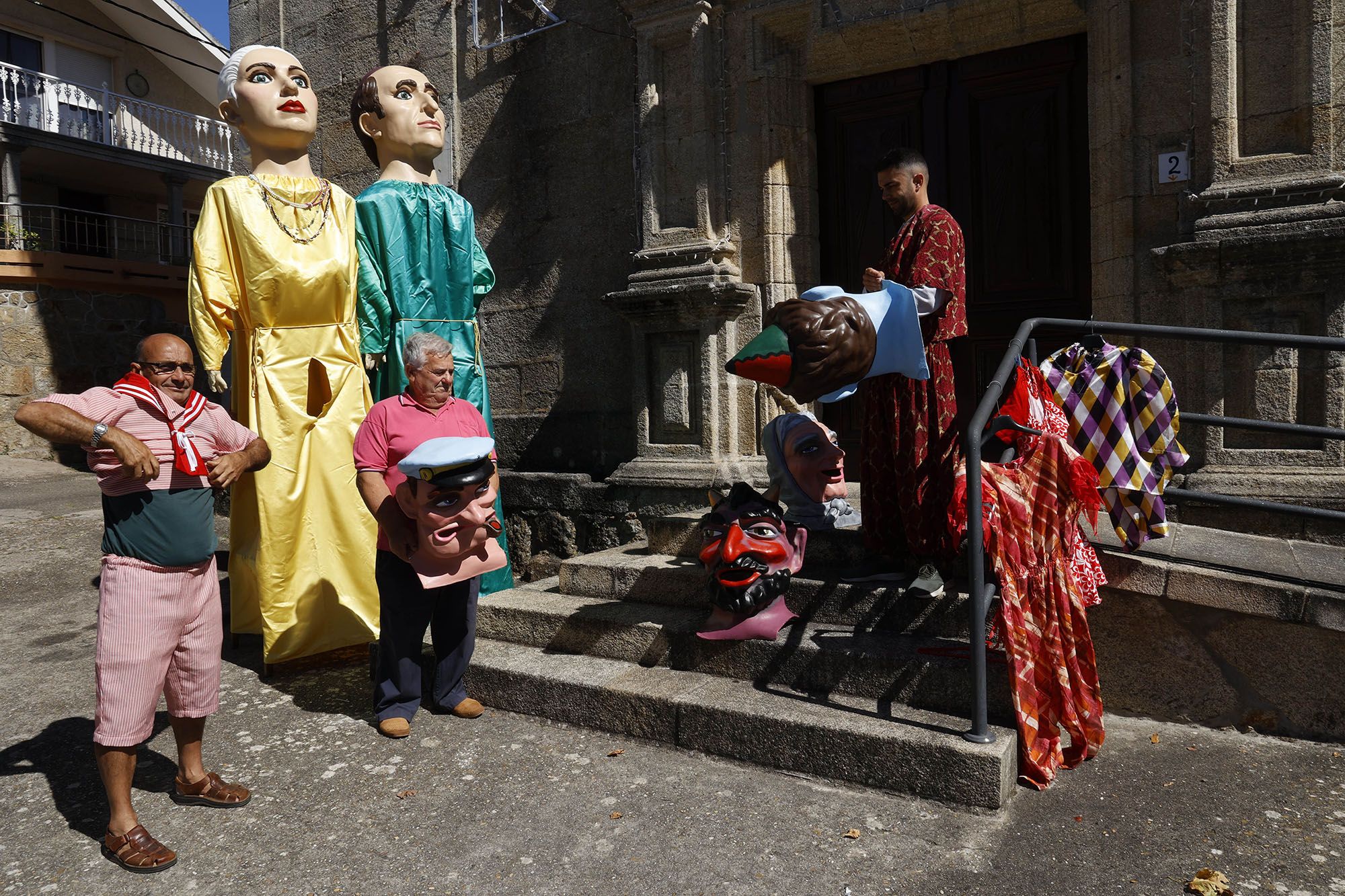 Gigantes y cabezudos vuelven a Nigrán en familia (3).jpg