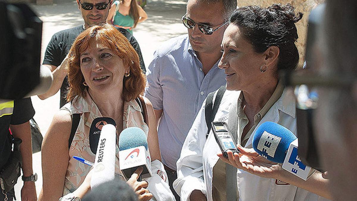 Las restauradoras Mercedes Núñez Motilva y Encarna Ripollés conversan con los periodistas tras analizar el eccehomo, este lunes, en Borja