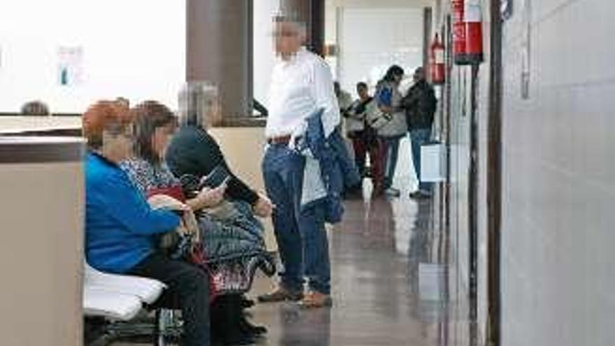 Pacientes en un centro de salud de la capital Foto L.O.Z.