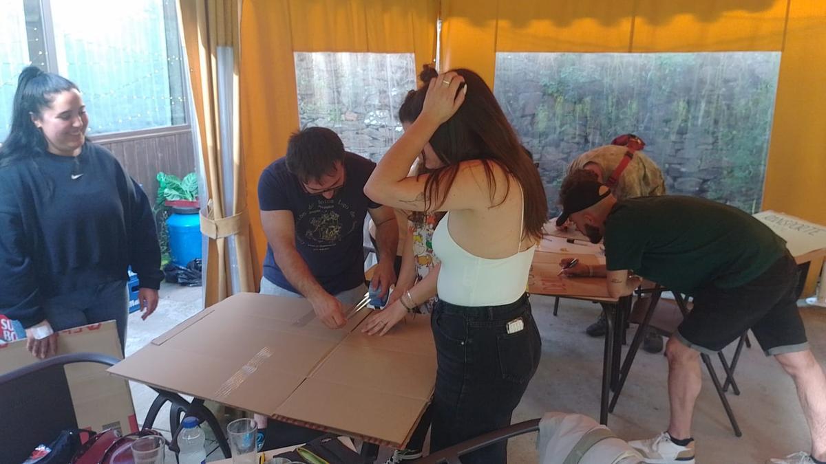 Preparación de las pancartas en un taller en Puebla de Sanabria