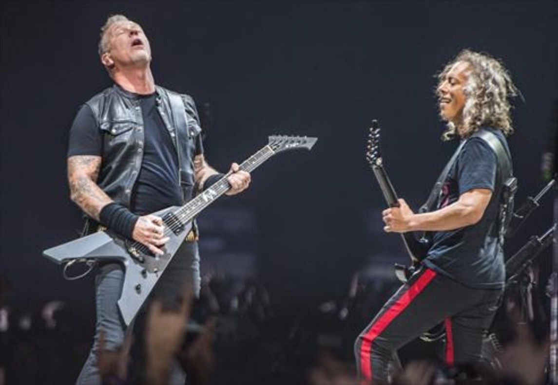 James Hetfield y Kirk Hammett, en un momento del concierto de anoche en el Palau Sant Jordi.