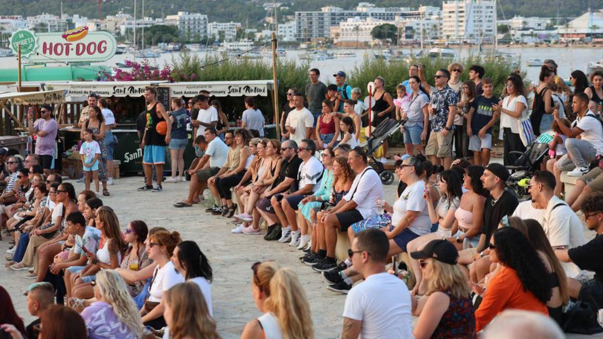 El público disfruta de un espectáculo en sa Punta des Molí. |  | J.A. RIERA