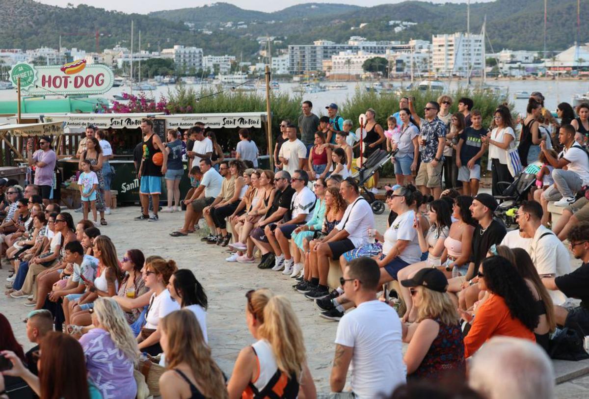 El público disfruta del espectáculo en sa Punta des Molí. |  | J.A. RIERA