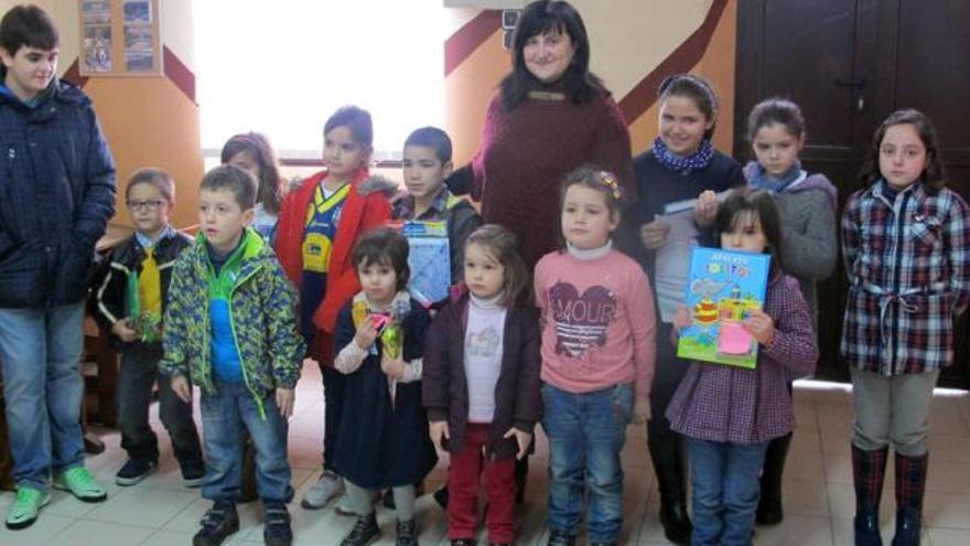 La edil Amelia Fernández con los niños premiados en las escuelas.