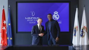 Emilio Butragueño, director de Relaciones Institucionales del Real Madrid; y Marcel Desailly, miembro de la Laureus World Sports Academy, durante la firma del acuerdo en la Ciudad Real Madrid.