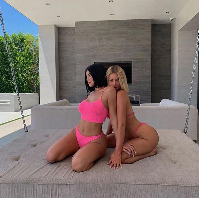 Kylie Jenner posando en bikini junto a una amiga