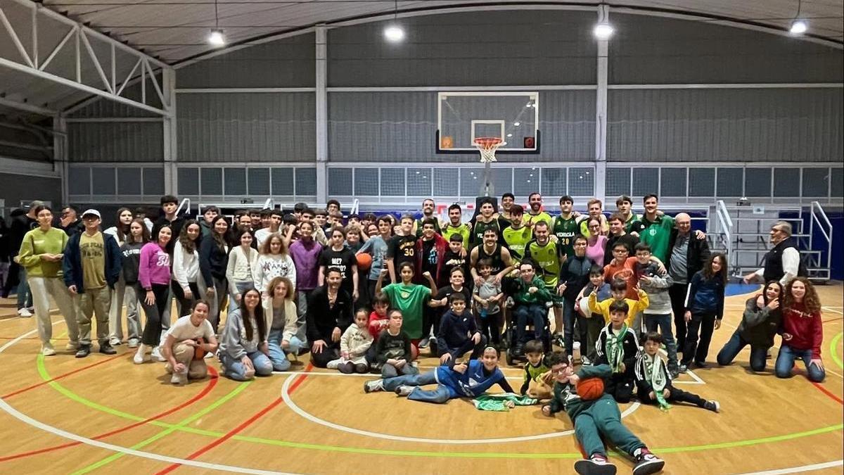Los jugadores del Sueca celebran con los aficionados una nueva victoria.
