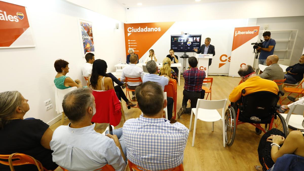 Reunión de la gira "refundación" de Ciudadanos en Zaragoza.