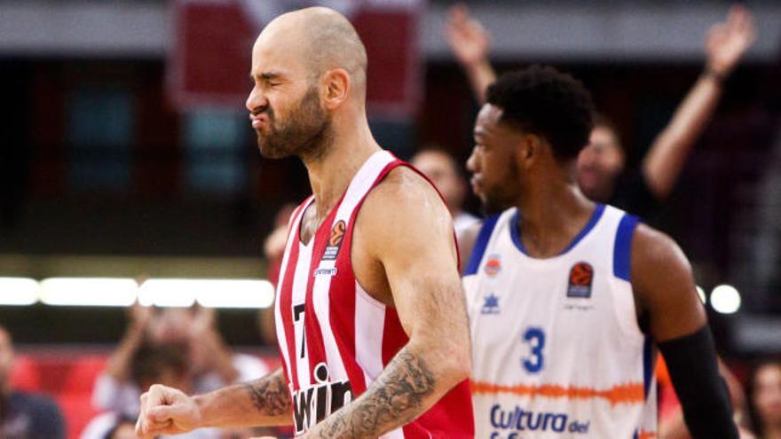 Vasilis Spanoulis celebra una de sus canastas ante el taronja Jordan Loyd