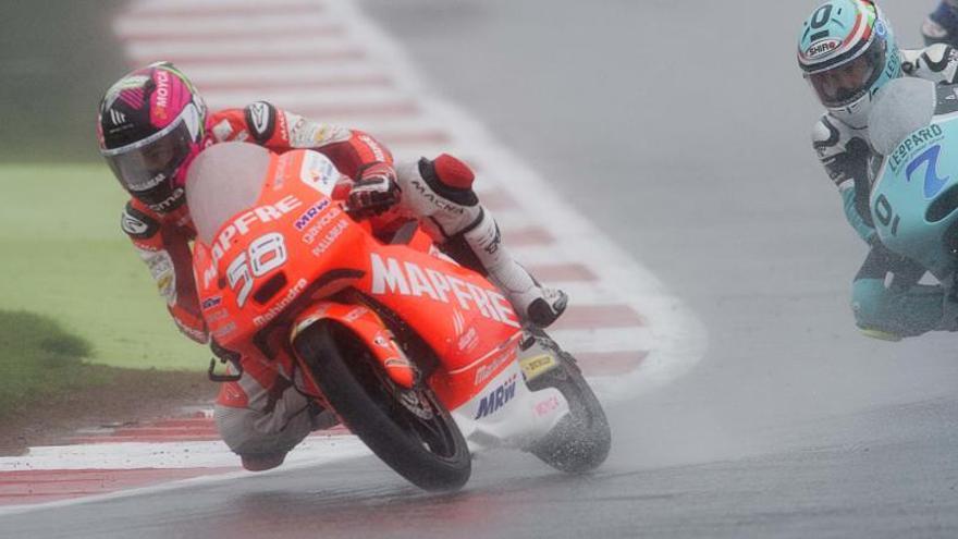 Guevara rueda por delante de dos pilotos en la carrera de ayer.