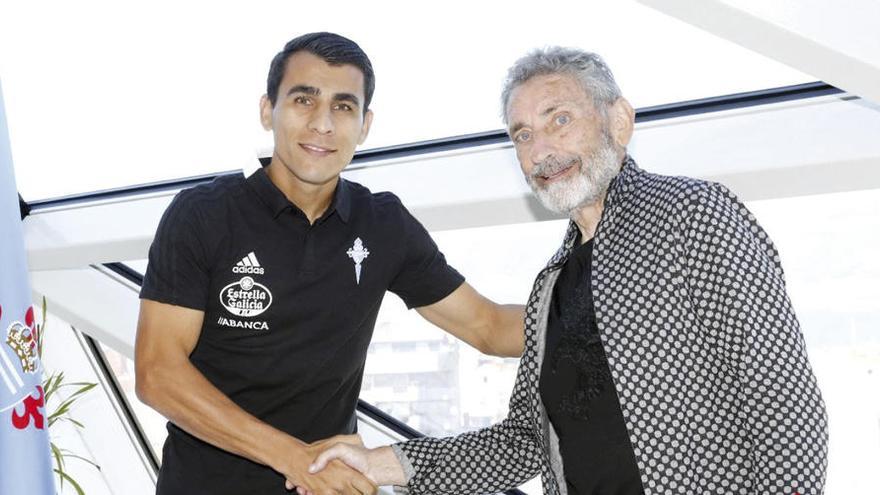 Júnior Alonso y Carlos Mouriño, presidente del Celta, tras la firma del contrato. // RCCV