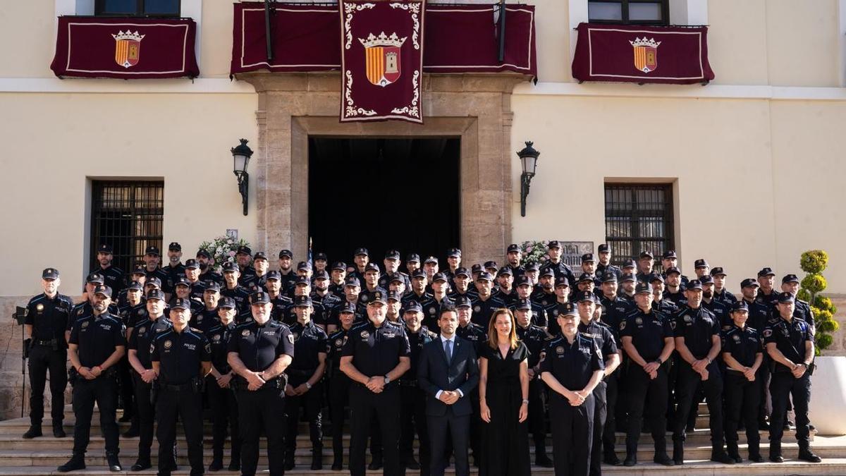 Sagredo, Nuria Campos y Rafael Mestre durante el acto de reconocimiento a la Policía Local de Paterna.