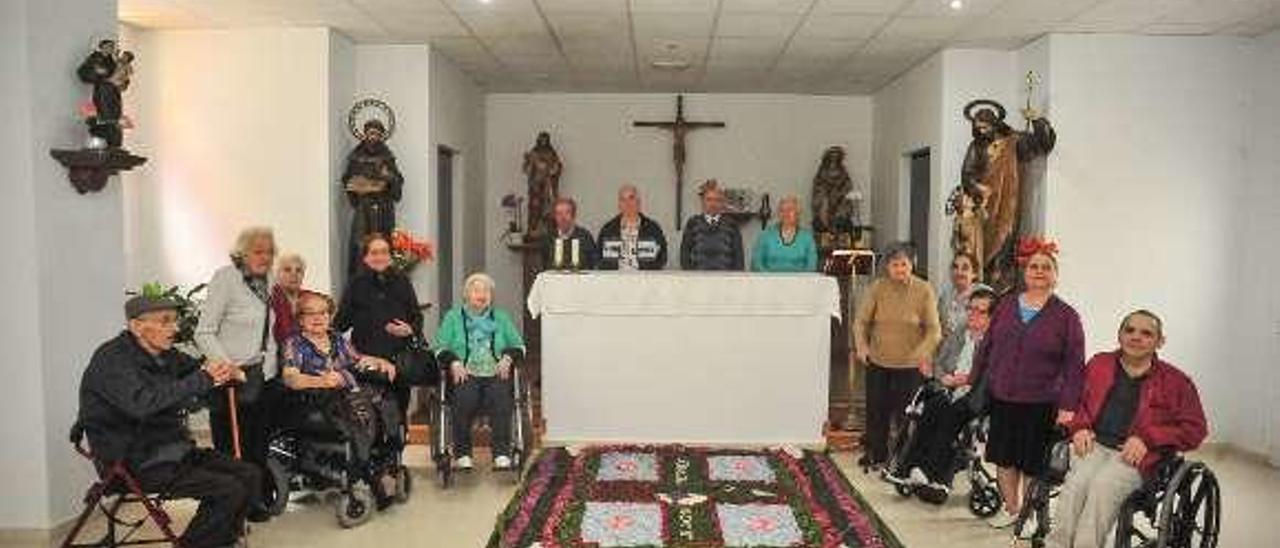 La alfombra floral en la capilla del asilo de Vilagarcía. // iñaki Abella