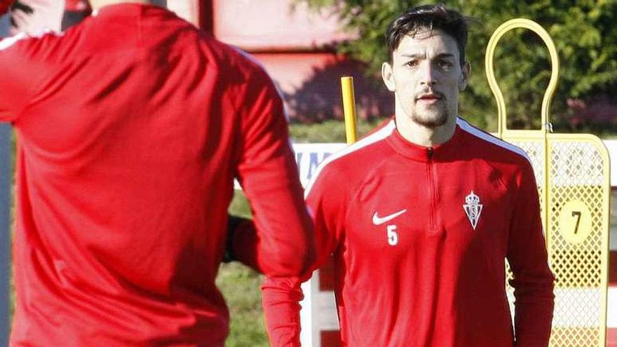 Barba conduce el balón en el entrenamiento de ayer.