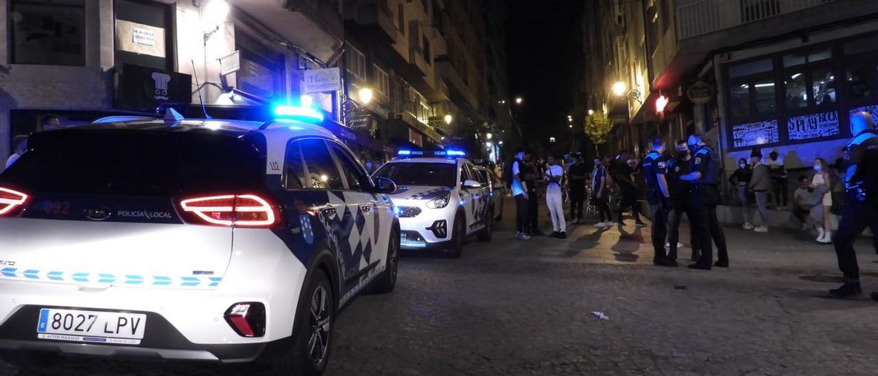 Presencia policial en la zona de ocio nocturno de Ourense.