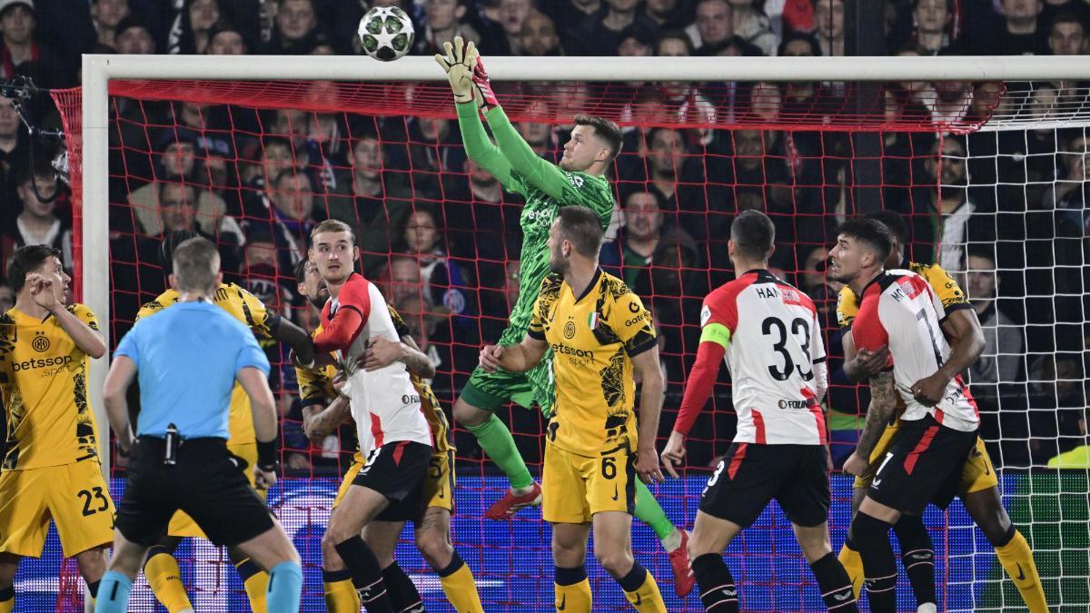 Josep Martínez, en acción contra el Feyenoord