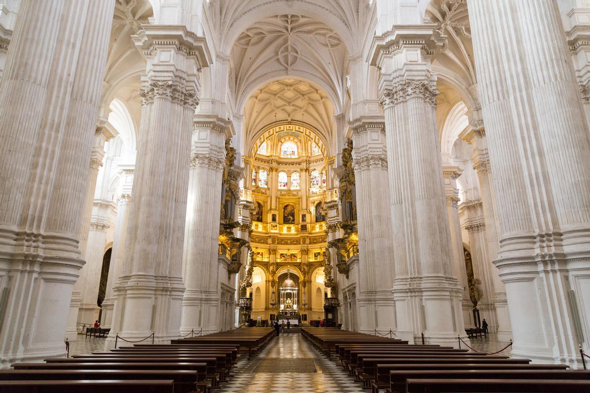 El interior de la catedral se organiza en cinco naves soportadas por impresionantes columnas