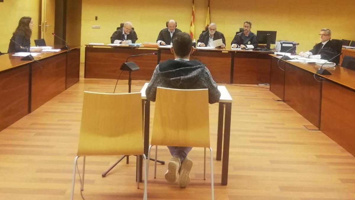 L&#039;acusat, d&#039;esquenes, durant el judici a l&#039;Audiència de Girona