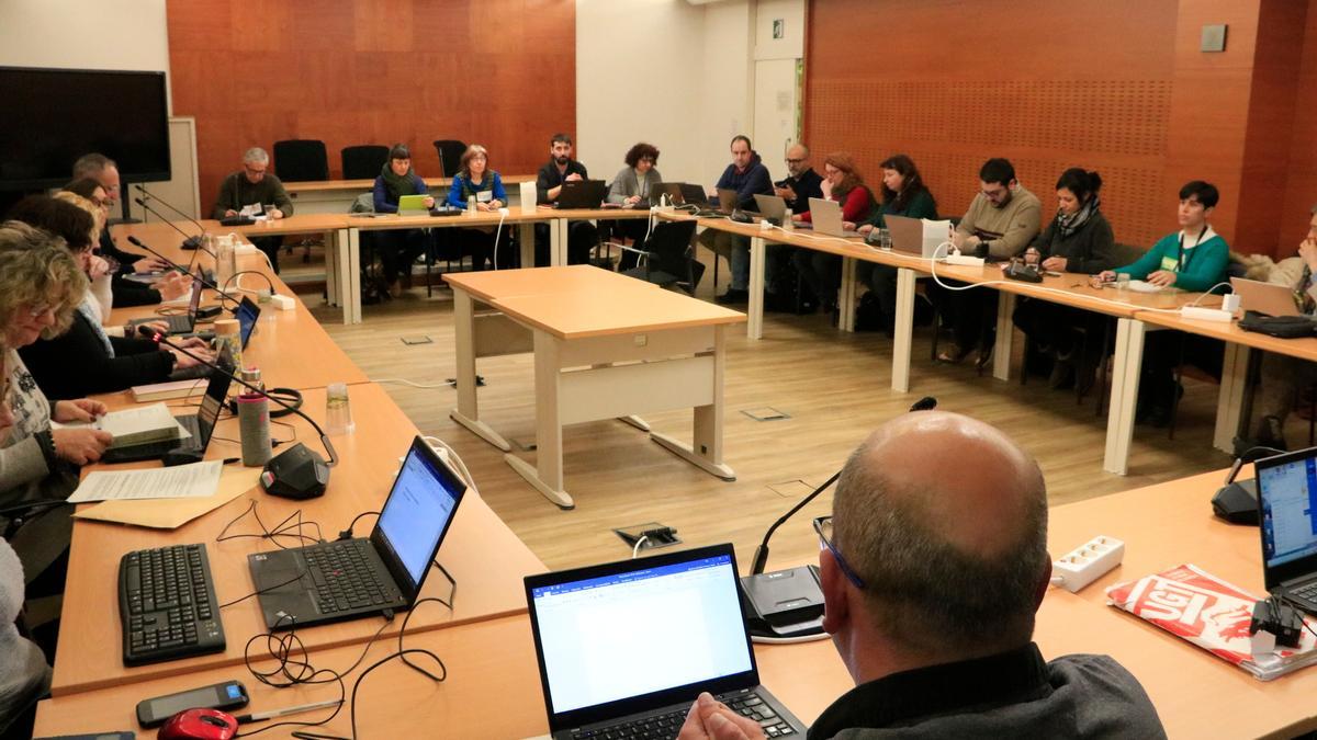 Responsables del Departament d'Educació i representants dels sindicats d'ensenyament en una reunió a la seu de la conselleria.