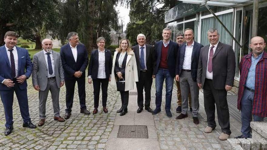 Representantes de las cofradías gallegas con Rosa Quintana, Ana Pastor, Agustín Reguera y Alfonso Rueda. José Antonio Gómez Castro es el sexto por la izquierda. // Alba Villar