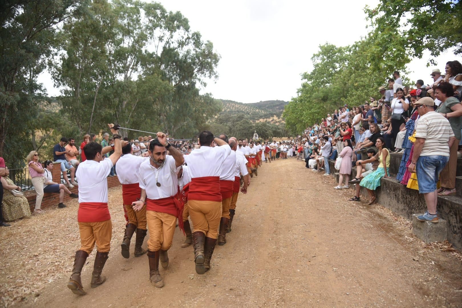 Obejo celebra su tradicional Danza de las Espadas en honor de San Benito