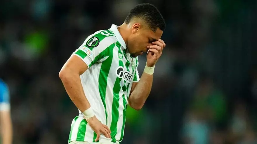 Vitor Roque jug車 sus 迆ltimos minutos con el Betis