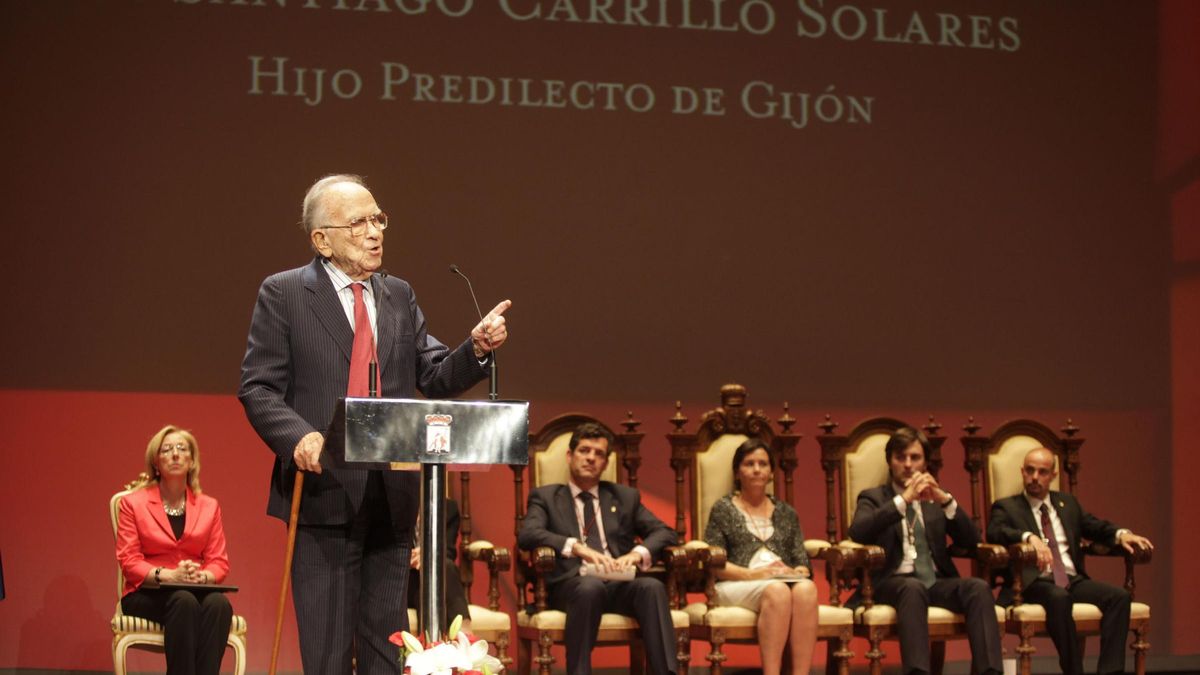 Santiago Carrillo, en el acto de concesión del titulo de hijo predilecto de Gijón.