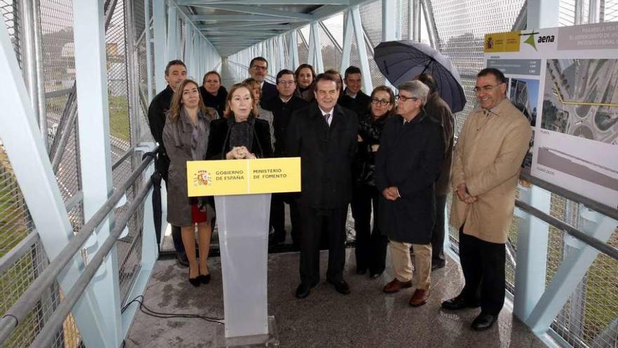 Ana Pastor durante su intervención, acompañada del alcalde Caballero; la conselleira Vázquez; el subdelegado Coello; Lucía Molares; la directora del aeropuerto, Noelia Martínez, y concejales y cargos del PP y del PSOE en la inauguración de la pasarela.  // R. Grobas