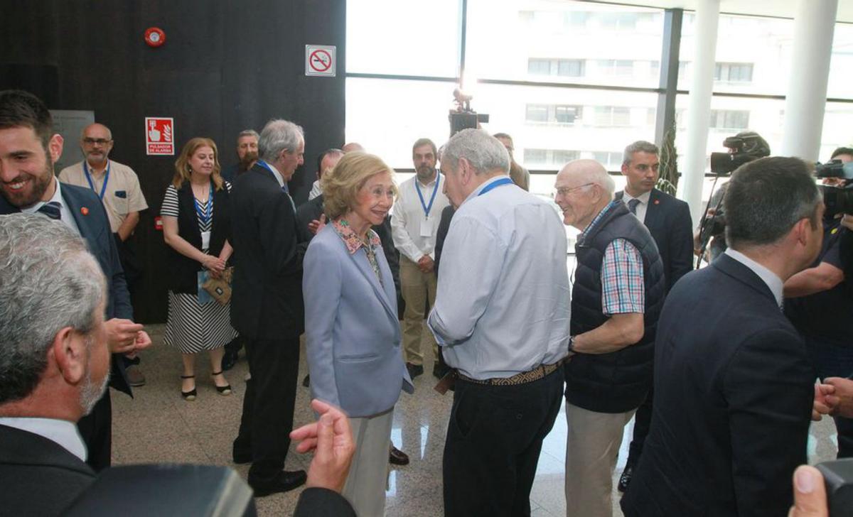 Doña Sofía departiendo con asistentes al congreso. | Iñaki Osorio