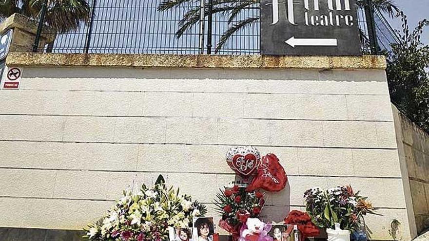 Familiares y amigos llevan flores para Naia