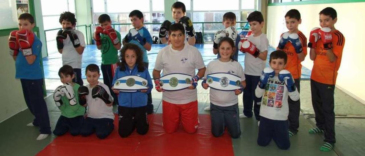 Los tres campeones del Team Thunder luciendo los cinturones junto a sus compañeros. // Santos Álvarez