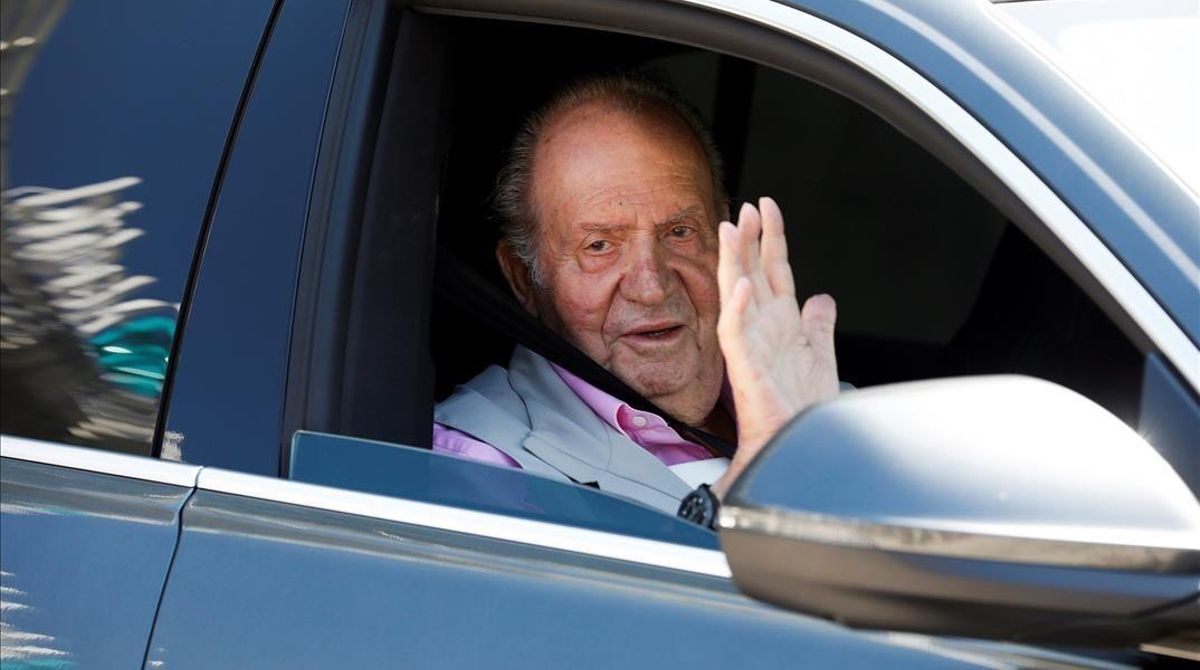GRAF3838 POZUELO DE ALARCON (Comunidad de Madrid) 31 8 2019 - El rey Juan Carlos se dirige a los periodistas que esperaban en el centro Quiron Salud Madrid de Pozuelo de Alarcon a su salida del centro tras haber recibido el alta hospitalaria despues de haber permanecido ocho dias hospitalizado en donde se le practico hace una semana un triple bypass aortocoronario EFE David Fernandez GRAF3838 POZUELO DE ALARCON (Comunidad de Madrid) 31 8 2019 - El rey Juan Carlos se dirige a los periodistas que esperaban en el centro Quiron Salud Madrid de Pozuelo de Alarcon a su salida del centro tras haber recibido el alta hospitalaria despues de haber permanecido ocho dias hospitalizado en donde se le practico hace una semana un triple bypass aortocoronario EFE David Fernandez