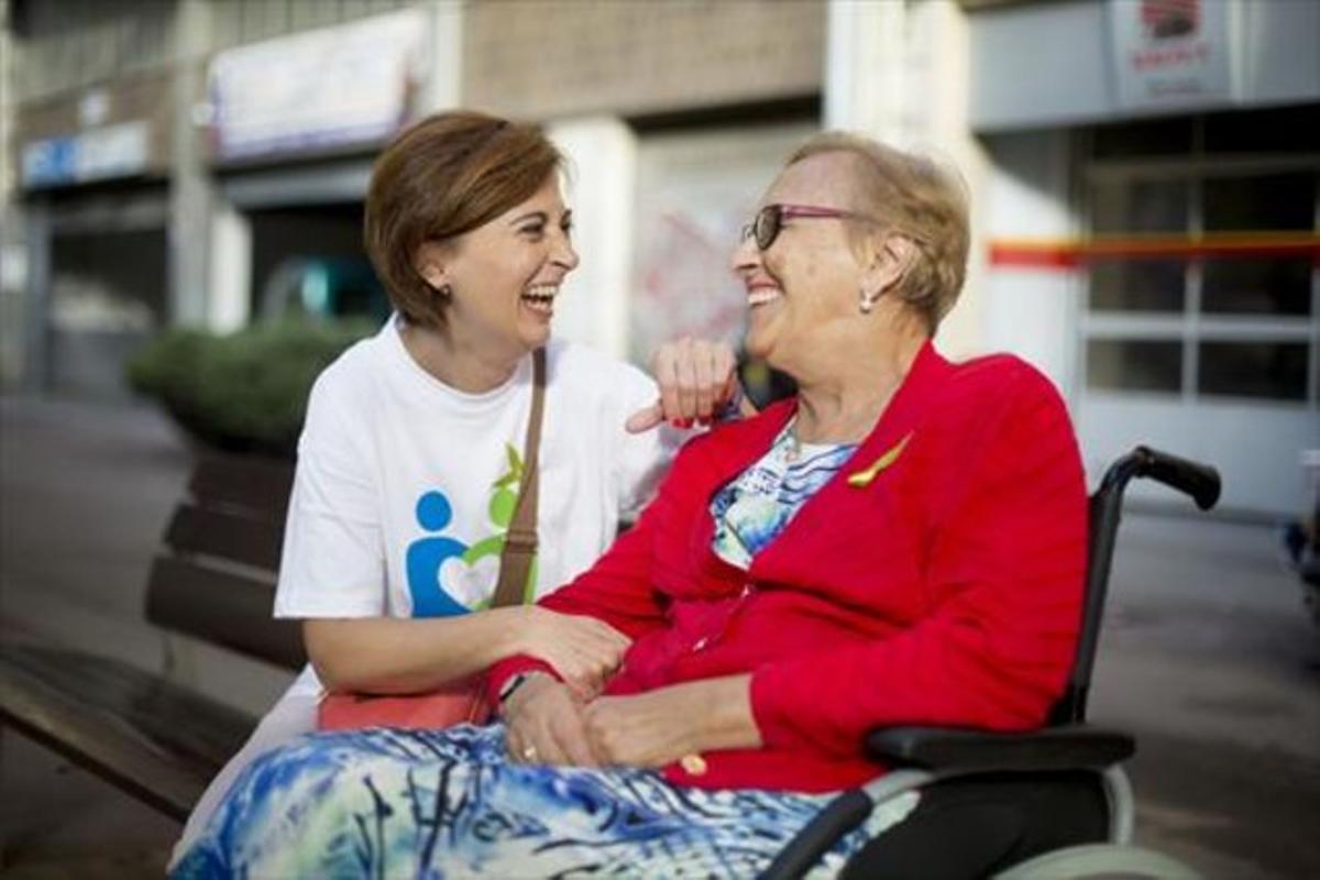 Risas 8 Marga y Montserrat, madre e hija, ayer cerca de la sede de la Associació de Familiars d’Alzheimer de Barcelona (AFAB).