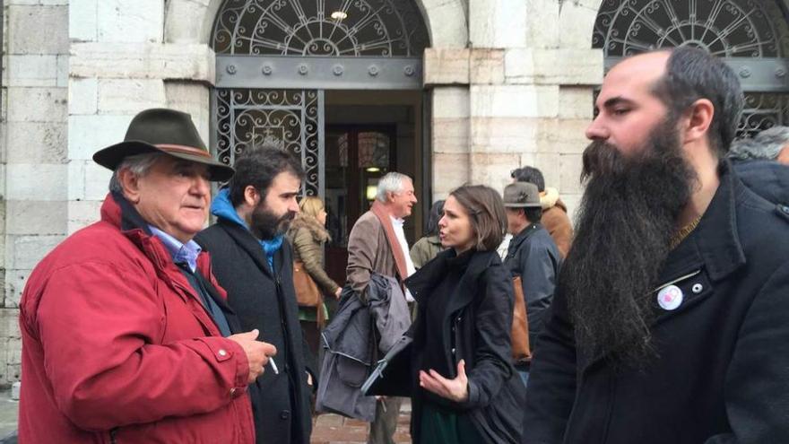 Manuel Pascual (a la derecha), a la entrada del Ayuntamiento de Llanes, junto a otros ponentes y miembros del equipo de gobierno local, ayer.