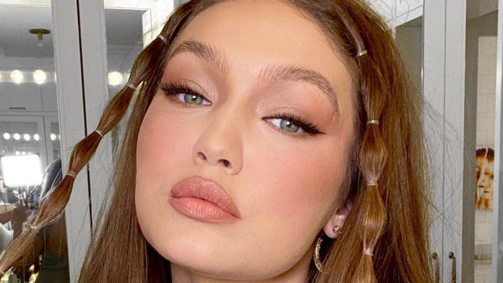 Gigi Hadid con coletas burbuja
